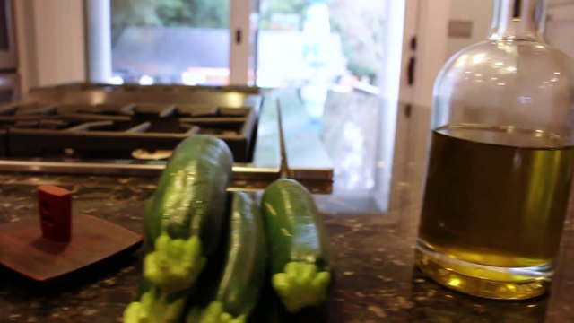 Laissez tomber les chips de pommes de terre, passez aux chips de courgettes ! Recette facile !