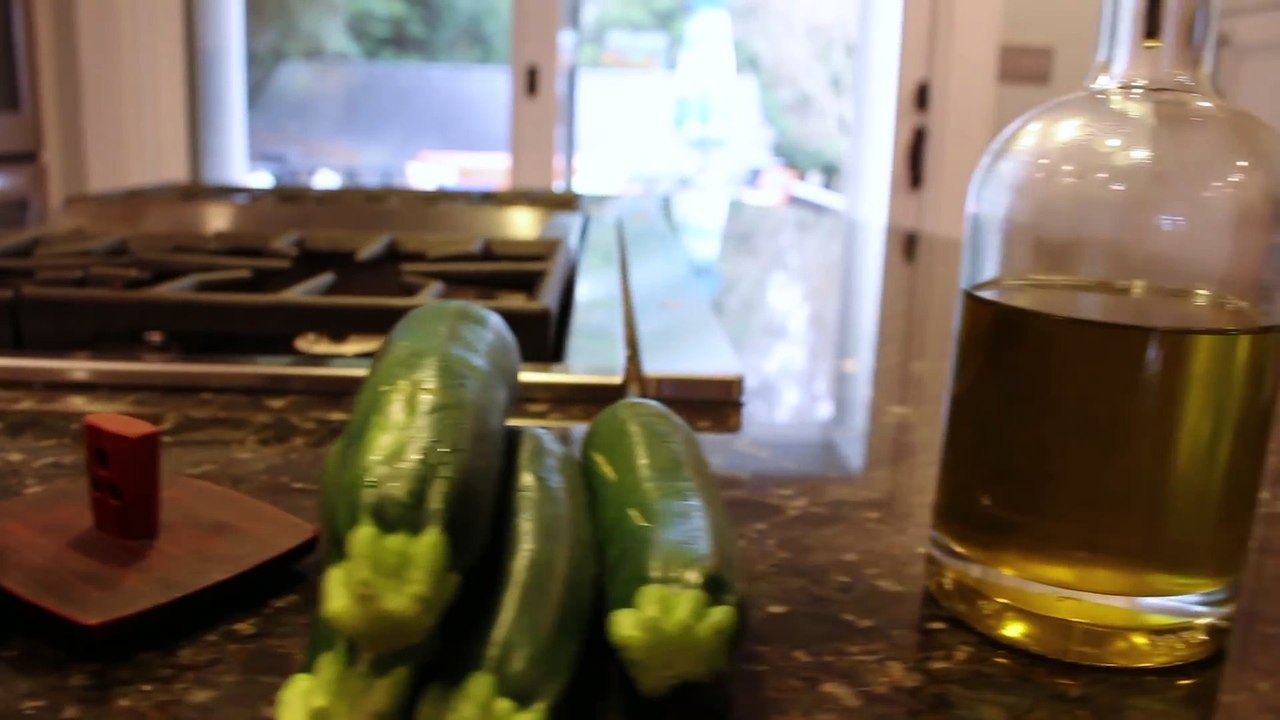 Laissez tomber les chips de pommes de terre, passez aux chips de courgettes ! Recette facile !