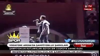 Kutsiyi trolleyen Beşiktaş taraftarı