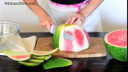 Voici Une Astuce Géniale Pour Servir La Pastèque... En Utilisant Un Simple Récipient !