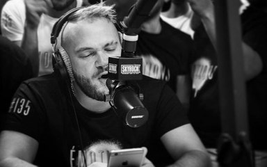 Jul à la sortie de Skyrock après son Planète Rap !