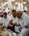 سبحان اللہ حرم شریف میں بغیر ہاتھ کے اپنے مسلمان بھائی کو کیسے افطار کروا رہا ہے