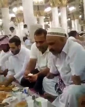 سبحان اللہ حرم شریف میں بغیر ہاتھ کے اپنے مسلمان بھائی کو کیسے افطار کروا رہا ہے