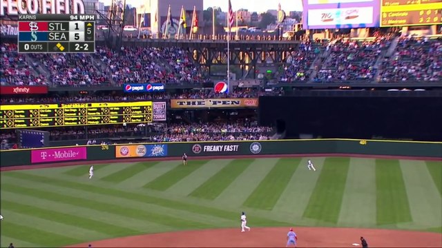 Ce fan court pieds nus sur le terrain de baseball en plein