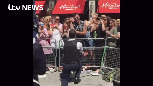 Ce policier demande son copain en mariage - Gay Pride Londres