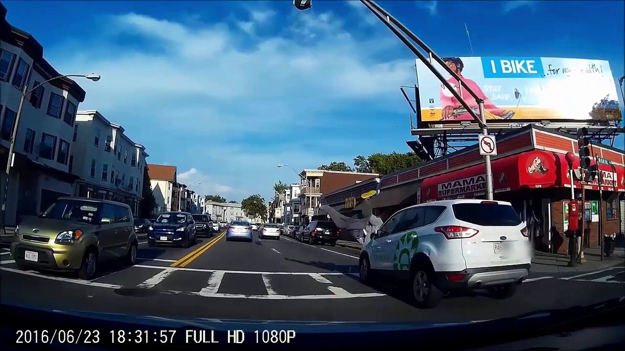 Ne pas traverser une route en courant sans regarder au tour de soit, ça n'existe que dans les film en slow-motion !