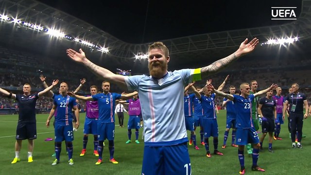 Euro 2016 : L'équipe d'Islande célèbre la victoire avec ses supporteurs