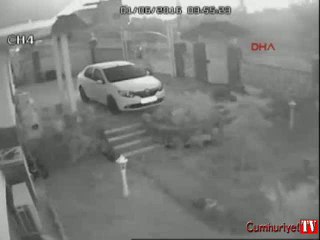 Villanın salonunda köpekle karşılaşan hırsız böyle kaçtı