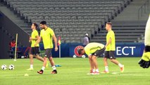 Fiese Aktion im DFB-Training! Sami Khedira holt Thomas Müller von den Beinen