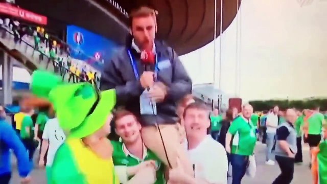 Un journaliste hongrois porté et déguisé en direct par des supporters irlandais !