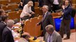 Brexit: Jean-Claude Juncker accueille Nigel Farage (1 min 20) lors de la session extraordinaire du Parlement européen