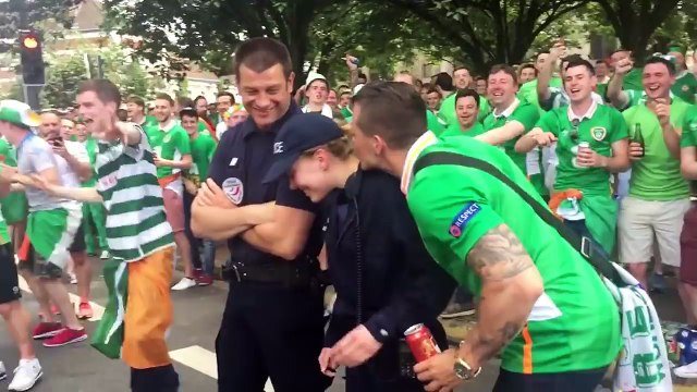 Les supporters irlandais draguent une policière française
