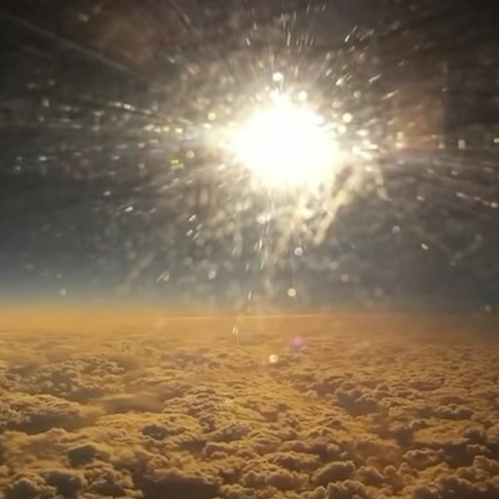 Um eclipse visto de um avião