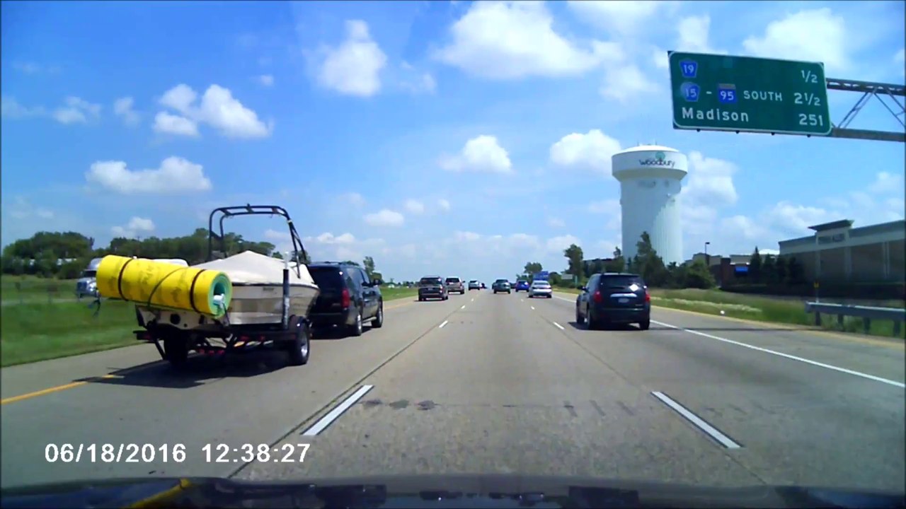 Accident d'un motard sur un matelas tombé sur l'autoroute d'une remorque !