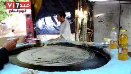 أشهر بائع كنافة بإسنا الأقصر يروى رحلته اليومية خلال رمضان بداية من تجهيز العجين