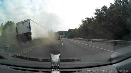 Il évite un camion de très peu sur l'autoroute !hu