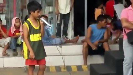 L'incroyable voix de ce petit garçon vous fera fondre de tendresse. WOW !