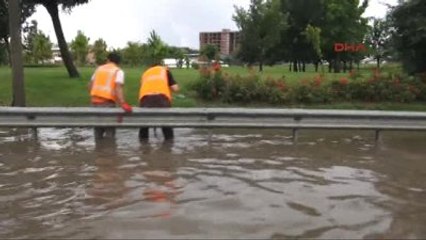 Tuzla'da Yollar Dereye Döndü; Araçlar Mahsur Kaldı
