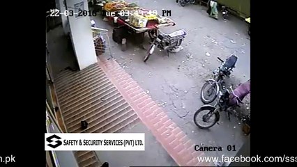 Robbers shoots by Security Guard in Bank at Karachi Pakistan 22 03 2016