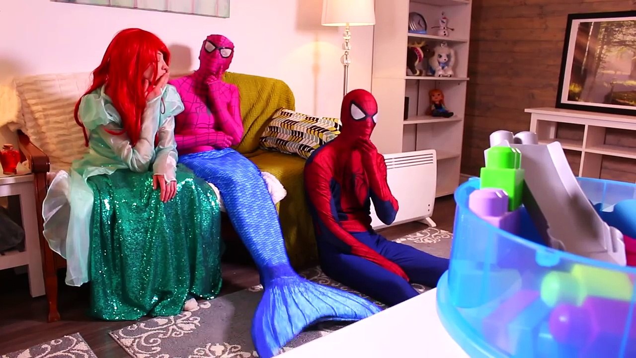 Spiderman ve Sindirella Öpüşme ! Frozen  Elsa & Anna , Pembe Spidergirl Mermaid , Catwoman & Joker