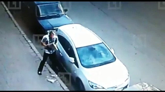 Разбил стекло ради зарядки от айфона