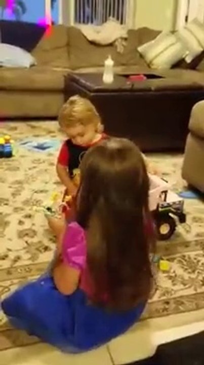 En quelques minutes ces enfants ont ravagé l'appartement de leur père