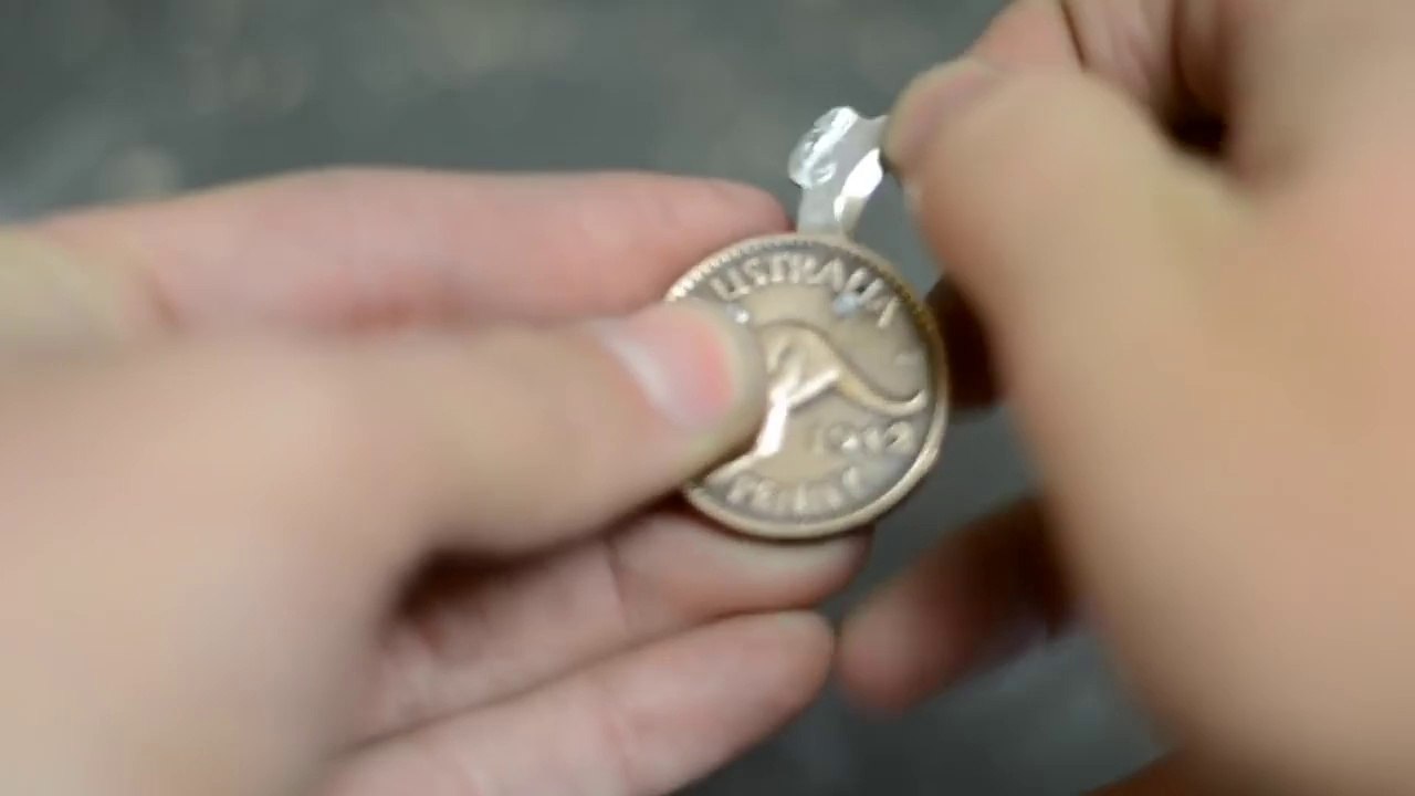 Arme redoutable :  pièce de monnaie qui cache une lame tranchante