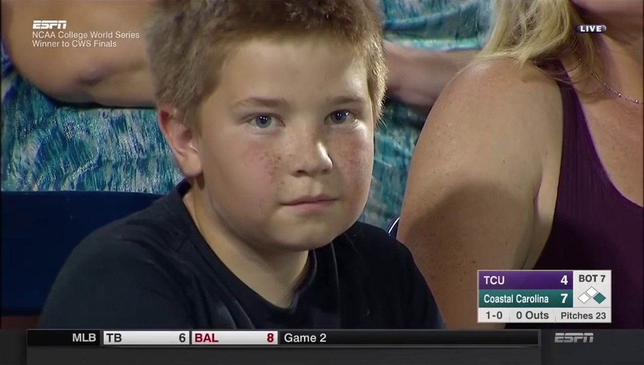Ce gamin fixe la caméra pendant un match de Baseball ! Flippant