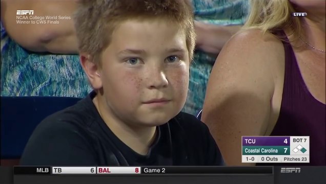 Ce gamin fixe la caméra pendant un match de Baseball ! Flippant