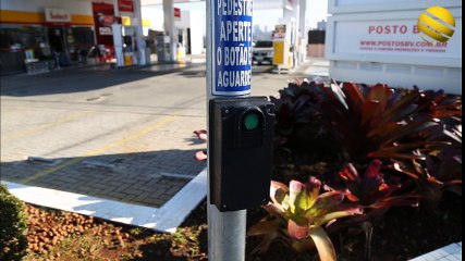 Semáforo não funciona e complica a vida de pedestres na Vila Estrela