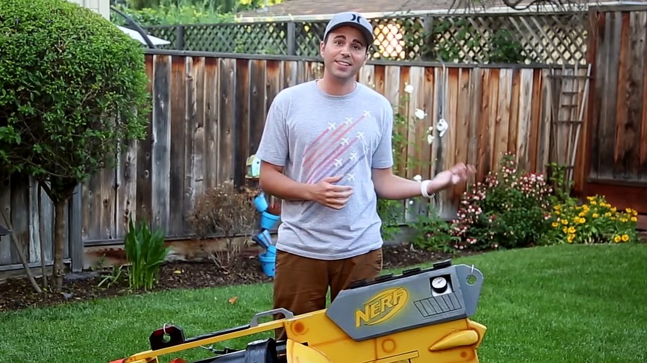 Deux anciens ingénieurs de la NASA ont conçu le plus grand pistolet Nerf du monde !