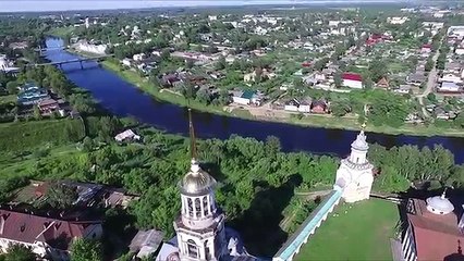 Vue surprenante d'un clocher filmée par un drone