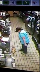 Elle fait tomber les donuts au sol et les sert quand même aux clients !