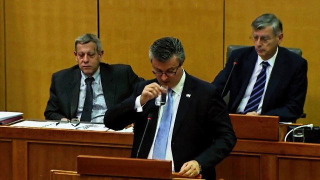 Orešković: Nek' dragi Bog čuva Hrvatsku.