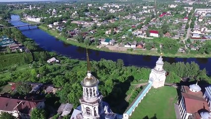 Vue surprenante d'un clocher filmée par un drone