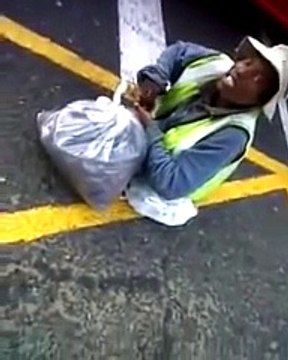 Un mendiant amputé retrouve miraculeusement ses jambes après avoir travaillé