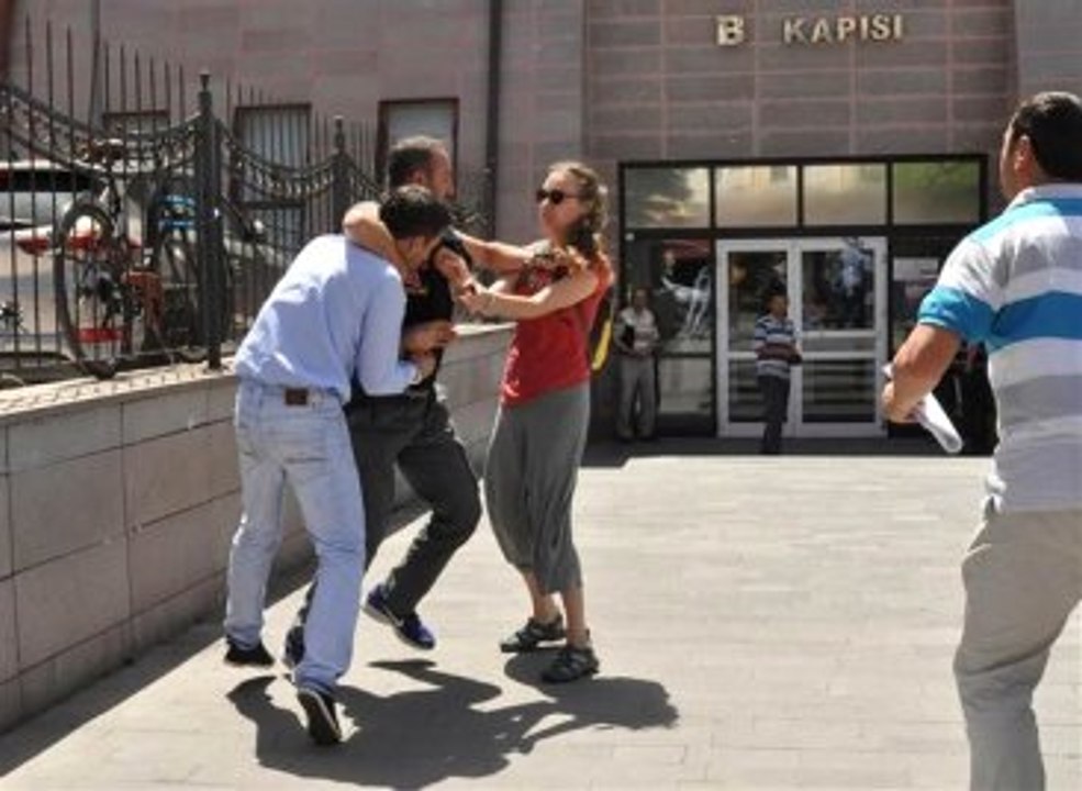 Ünü Oyuncunun Boğazı Kesilen Ablası "Nefes Alamıyorum" Diye Yalvarmış