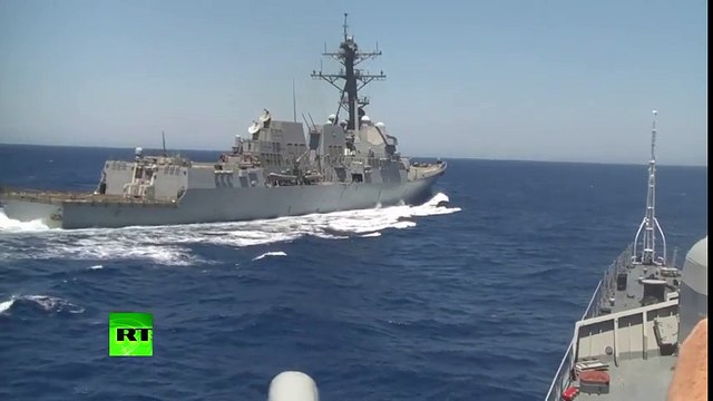Чуть в штаны не наложили!- РФ заявила об опасном сближении эсминца США с их -металлоломом- в Средиземном море