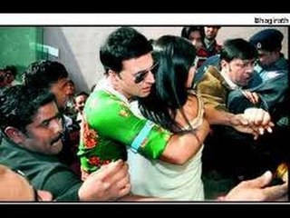 Akshay Kumar Saves Katrina Kaif From a Mob