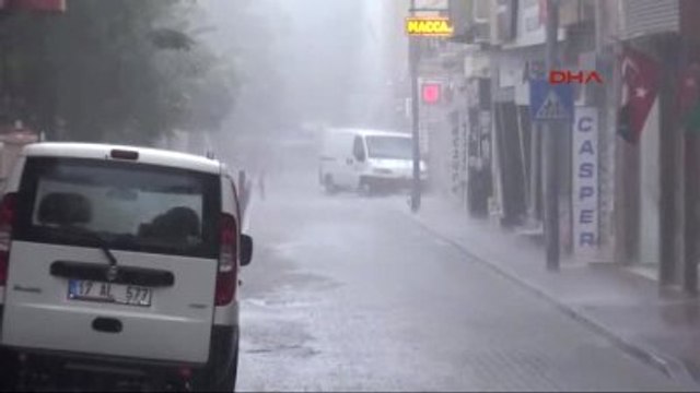 Çanakkale'de Sağanak Yağış Hayatı Felç Etti
