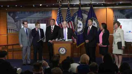 Informe de Bengasi concluye sin inculpaciones directas a Clinton