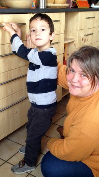 Je commence à me tenir debout tout seul. Chez Marie-Jeanne...