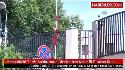 İstanbuldaki Terör Saldırısında Ölenler İçin Karanfil Bırakan Rus Gençler