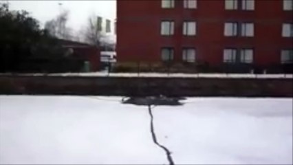 La glace se brise sous ses pieds et il tombe dans l'eau gelée