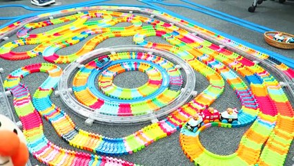 アンパンマン くねくねロード プラレール リニアライナー トーマス 超巨大コースで走行するぞ！ Car and Train Toys