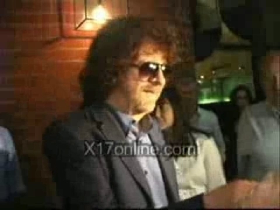 Jeff Lynne signing autographs