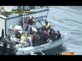 Brindisi | Bloccata imbarcazione con a bordo 28 migranti: arrestato scafista italiano