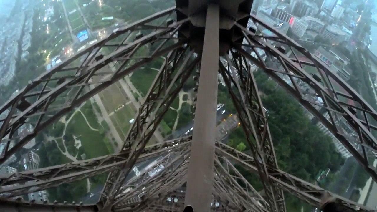 Deux jeunes grimpent la Tour Eiffel clandestinement