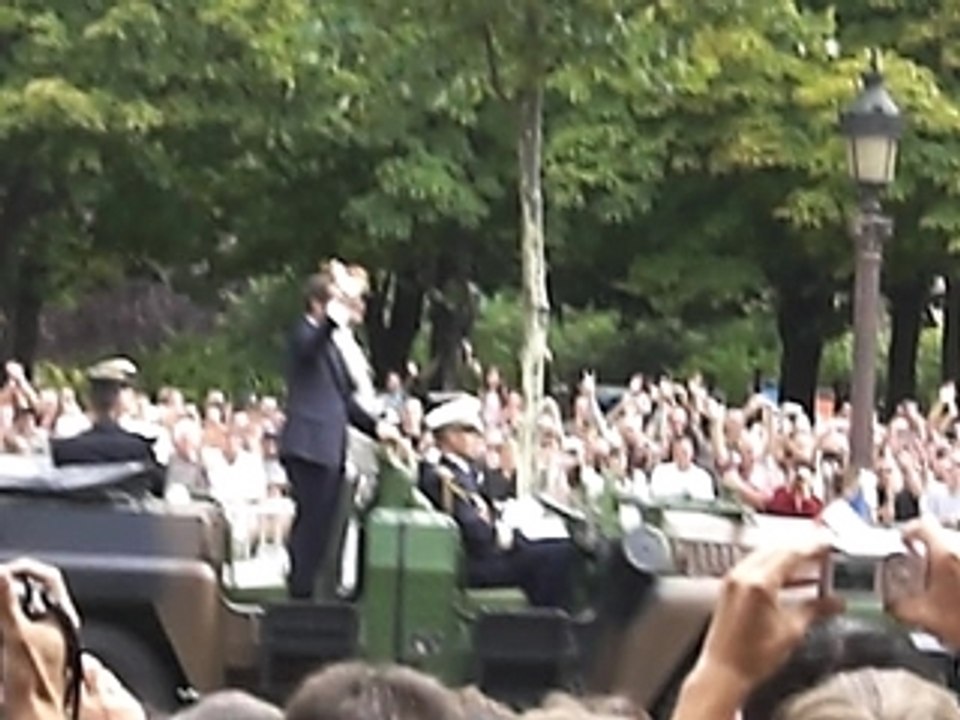 Nicolas Sarkozy défile sur les champs-élysées.