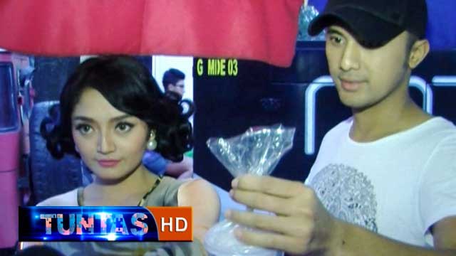 Siti Badriah dan Hengky Kurniawan Membeli Takjil - TUntas 29 Juni 2016